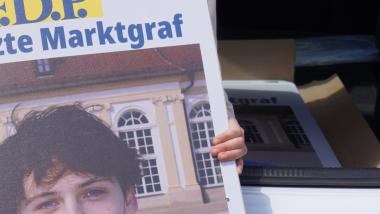 Daniel Heilmann mit Marktgraf-Plakat